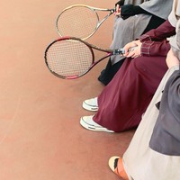 Setelan busananya yang syar’i dilengkapi dengan sneakers putih. “Yang penting kontennya, mainnya mah gak terlalu prioritas,” tulis Natasha Rizky di Instagram. Foto: Dok. Instagram @natasharizkynew