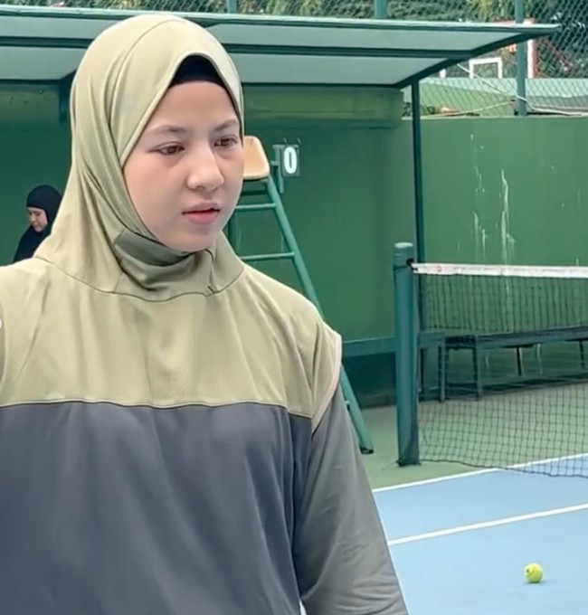 Penampilan Natasha Rizky saat main tenis pun banjir pujian netizen. Banyak netizen yang memuji Natasha Rizky tetap berhijab syar’i walau olahraga. Foto: Dok. Instagram @natasharizkynew
