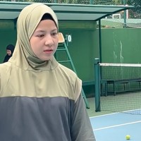 Penampilan Natasha Rizky saat main tenis pun banjir pujian netizen. Banyak netizen yang memuji Natasha Rizky tetap berhijab syar’i walau olahraga. Foto: Dok. Instagram @natasharizkynew