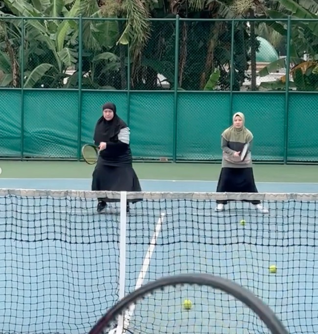 Beberapa netizen pun memuji Natasha Rizky yang main tenis sambil berdakwah.”Dan ada nilai dakwah nya, bisa tetep syari & keren, gak hrs sekseih #saluud,” komentar akun Instagram @uni_****. Foto: Dok. Instagram @natasharizkynew