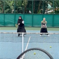Beberapa netizen pun memuji Natasha Rizky yang main tenis sambil berdakwah.”Dan ada nilai dakwah nya, bisa tetep syari & keren, gak hrs sekseih #saluud,” komentar akun Instagram @uni_****. Foto: Dok. Instagram @natasharizkynew