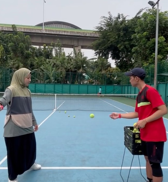 Bersama dengan teman-temannya, Natasha Rizky latihan main tenis menggunakan setelan longgar. Bahkan ia memakai hijab vest agar tidak menonjolkan lekuk tubuh. Foto: Instagram @natasharizkynew 