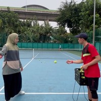 Bersama dengan teman-temannya, Natasha Rizky latihan main tenis menggunakan setelan longgar. Bahkan ia memakai hijab vest agar tidak menonjolkan lekuk tubuh. Foto: Instagram @natasharizkynew 