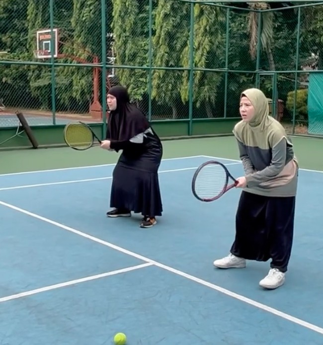 Natasha Rizky memilih memakai setelan celana-rok hitam yang tidak membentuk kaki. Kemudian atasannya berupa manset longgar lengan panjang dan hijab vest. Foto: Instagram @natasharizkynew