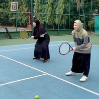 Natasha Rizky memilih memakai setelan celana-rok hitam yang tidak membentuk kaki. Kemudian atasannya berupa manset longgar lengan panjang dan hijab vest. Foto: Instagram @natasharizkynew