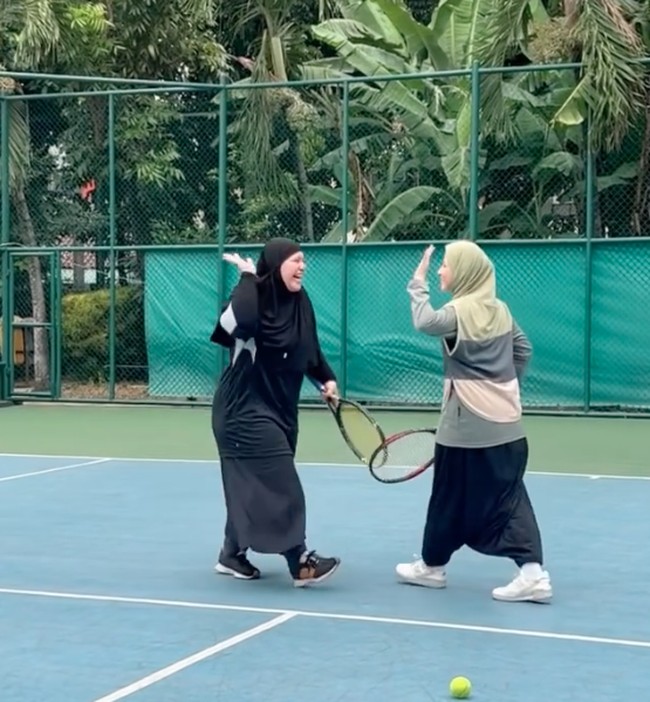 “Suka bnget liat chacha..menutup aurat juga bisa main tenis..syari pula..salut..masih muda juga,” komentar pengguna Instagram @anita_*********.  Foto: Dok. Instagram @natasharizkynew