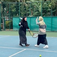 “Suka bnget liat chacha..menutup aurat juga bisa main tenis..syari pula..salut..masih muda juga,” komentar pengguna Instagram @anita_*********.  Foto: Dok. Instagram @natasharizkynew