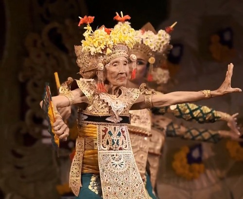 Niang Soli (Gusti Ayu Soli) dalam pentas Tari Legong Bapang Saba di Art Center Denpasar Juni 2023. (dok. Sanggar Seni Saba Sari)