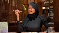 Oklin Fia seringkali menyambangi restoran enak untuk makan malam. Mengenakan pakaian serba hitam ia memesan makanan yang enak-enak. Foto: Instagram/oklinfia