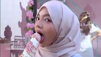 Tak hanya itu, Oklin juga menyambangi sebuah toko kue di Bali yang viral karena bentuknya mirip kelamin. Caranya menyantap kue tersebut dinilai tak senonoh oleh netizen. Foto: Instagram/oklinfia
