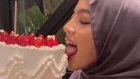 Pada salah satu unggahannya, Oklin Fia menampilkan momen makan kue ulang tahun. Tetapi caranya dianggap terlalu vulgar oleh netizen dan dibanjiri komentar tajam. Foto: Instagram/oklinfia