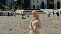 Sayangnya penampilan kontennya dinilai tak sejalan dengan pakaiannya yang mengenakan hijab. Beberapa konten makan yang dibuatnya juga seringkali viral karena dianggap vulgar. Foto: Instagram/oklinfia