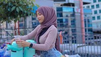Oklin Fia tak pernah kehabisan ide untuk unggahan nyentrik. Ia pernah nekat menjadi pedagang kopi keliling hanya demi mendapat perhatian pengikutnya (follower). Foto: Instagram/oklinfia