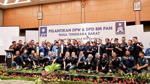 Ketua Barisan Muda Penegak Amanat Nasional (BM PAN) Sigit Purnomo saat melantik BM PAN NTB pada Minggu (6/8/2023) siang di Prime Par Hotel Mataram.