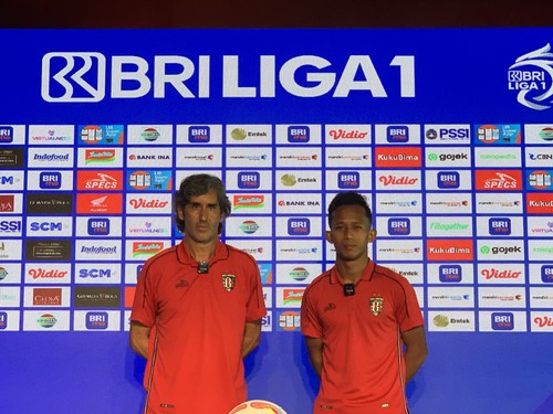 Pelatih Bali United Stefano Cugurra dan Penyerang Sayap Bali United FC M. Rahmat saat konferensi pers di Gianyar, Bali, Minggu (6/8/2023). (Siti Mu’amalah)