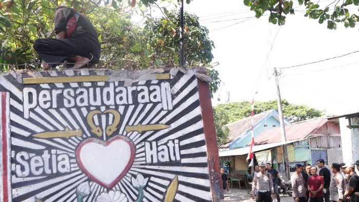 Pembongkaran tugu silat di Ngawi
