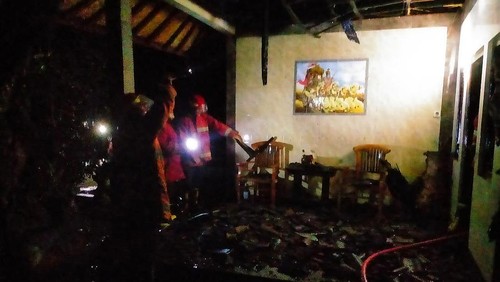 Personel Damkartan Karangasem saat melakukan pemadaman api di rumah Ni Luh Sutini di Desa Sengkidu, Kecamatan Manggis, Karangasem, Bali, Minggu (6/8/2023) dini hari.