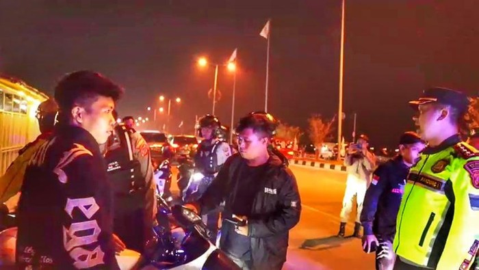 Polisi saat melakukan razia motor knalpot bising di Bandung