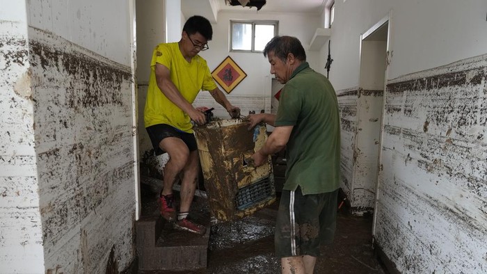 Potret Aktivitas Warga Terdampak Banjir di Beijing Residents try to restore normalcy to their lives near underground pipes exposed after floods sweep through a village on the outskirts of Beijing, Friday, Aug. 4, 2023. Heavy rain and high water levels on rivers in northeastern China were threatening cities downstream on Friday, prompting the evacuation of thousands, although the country appears to have averted the worst effects of the typhoon season battering parts of east Asia. (AP Photo/Ng Han Guan)