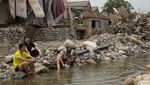 Potret Aktivitas Warga Terdampak Banjir di Beijing