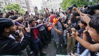 Insiden ini terjadi pada Jumat (4/8) sore waktu setempat tepatnya di Union Square Park, Manhattan Amerika Serikat, usai live streamer populer Kai Cenat menjanjikan hadiah berupa konsol video game Playstation 5 dan sejumlah hadiah lainnya. 