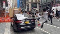 Tak lama setelah unggahan itu viral, gerombolan anak muda pun langsung memadati Union Square dan tumpah ruah sampai ke jalan-jalan dan trotoar di sekitarnya. Sebagian kerumunan tiba-tiba terlibat bentrok. AP/Bobby Calvan 