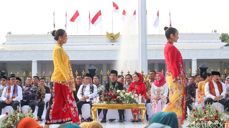 Potret Jokowi dan Iriana Berbusana Betawi Buka Istana Berkebaya Presiden Joko Widodo (Jokowi) dan Ibu Negara Iriana membuka acara Istana Berkebaya di depan Istana Merdeka, Jakarta Pusat, Minggu (6/8/2023). Dalam sambutannya, Jokowi mengatakan kebaya melambangkan karakter bangsa Indonesia.