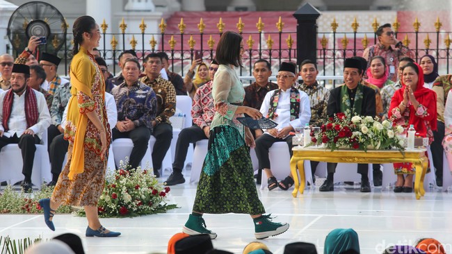 Presiden Joko Widodo menggelar Istana Berkebaya pada Minggu (6/8/2023). Acara tersebut turut dimeriahkan dengan aksi para menteri perempuan berlenggang di landasan peraga alias catwalk yang khusus didirikan di depan Istana Merdeka, Jakarta Pusat. (Foto: Grandyos Zafna/detikcom)
