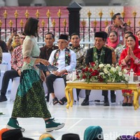 Presiden Joko Widodo menggelar Istana Berkebaya pada Minggu (6/8/2023). Acara tersebut turut dimeriahkan dengan aksi para menteri perempuan berlenggang di landasan peraga alias catwalk yang khusus didirikan di depan Istana Merdeka, Jakarta Pusat. (Foto: Grandyos Zafna/detikcom)