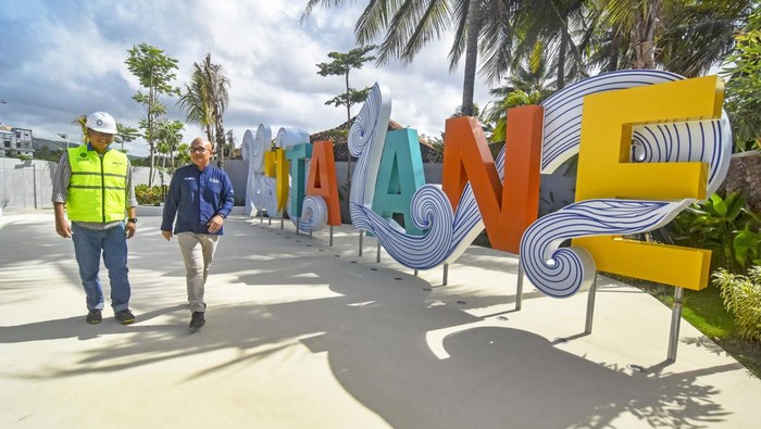 Pengunjung melintas di landmark Kuta Lane Mandalika di Kawasan Ekonomi Khusus Mandalika, Kuta, Lombok Tengah, NTB, Sabtu (5/8/2023). Kuta Lane adalah koridor penghubung Bazaar Mandalika dengan Kuta Beach Park (KBP)  untuk memfasilitasi alur aktivitas pejalan kaki yang dilengkapi artwork space, taman bermain anak-anak yang ramah keluarga, spot foto ikonik yang memukau serta panggung yang siap menjadi tempat pertunjukan seni budaya yang menarik.ANTARA FOTO/Ahmad Subaidi/Spt.