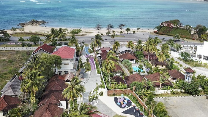 Pengunjung melintas di landmark Kuta Lane Mandalika di Kawasan Ekonomi Khusus Mandalika, Kuta, Lombok Tengah, NTB, Sabtu (5/8/2023). Kuta Lane adalah koridor penghubung Bazaar Mandalika dengan Kuta Beach Park (KBP)  untuk memfasilitasi alur aktivitas pejalan kaki yang dilengkapi artwork space, taman bermain anak-anak yang ramah keluarga, spot foto ikonik yang memukau serta panggung yang siap menjadi tempat pertunjukan seni budaya yang menarik.ANTARA FOTO/Ahmad Subaidi/Spt.