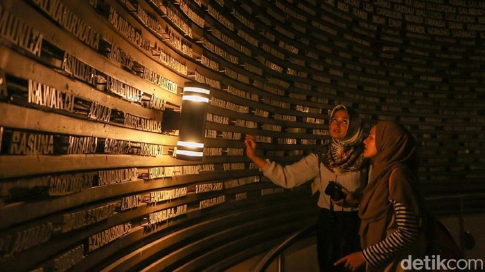 Potret pengunjung saat berwisata ke Museum Tsunami Aceh. (Foto: Kartika Sari)