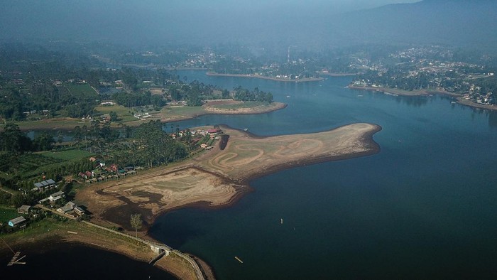 Foto udara Situ atau Danau Cileunca di Pangalengan, Kabupaten Bandung, Jawa Barat, Sabtu (5/8/2023). Kawasan Situ Cileunca yang memiliki luas area 11 ribu hektar serta daya tampung hingga 11,5 juta kubik air tersebut menjadi lokasi sumber air baku bagi kebutuhan seluruh masyarakat kota Bandung yang mencapai 7.000 hingga 8.000 liter perdetik atau 7 - 8 juta kubik per bulan. ANTARA FOTO/Raisan Al Farisi/Spt.