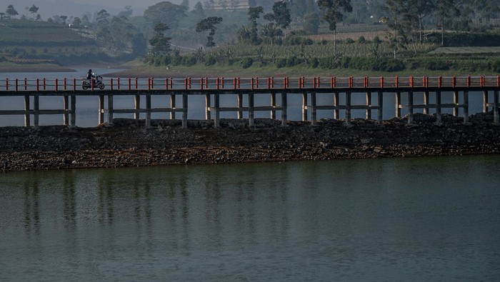 Foto udara Situ atau Danau Cileunca di Pangalengan, Kabupaten Bandung, Jawa Barat, Sabtu (5/8/2023). Kawasan Situ Cileunca yang memiliki luas area 11 ribu hektar serta daya tampung hingga 11,5 juta kubik air tersebut menjadi lokasi sumber air baku bagi kebutuhan seluruh masyarakat kota Bandung yang mencapai 7.000 hingga 8.000 liter perdetik atau 7 - 8 juta kubik per bulan. ANTARA FOTO/Raisan Al Farisi/Spt.