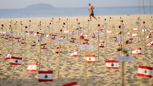 Ratusan Mawar dan Bendera Lebanon Penuhi Pantai Copacabana Brasil