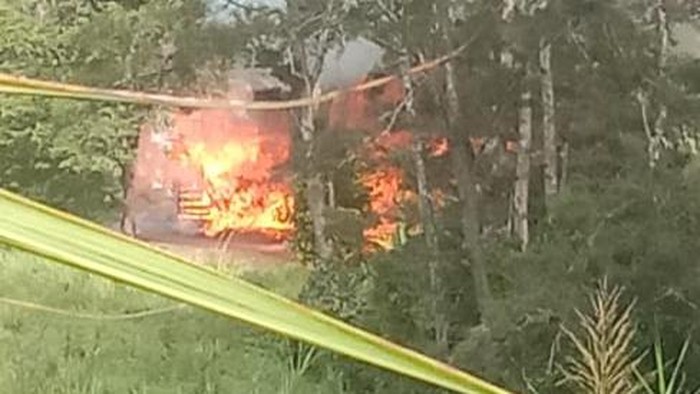 Rumah terduga pelaku pembunuhan di Wamena yang dibakar keluarga korban.