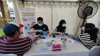 Selain jalan santai, ada jug layanan Kesehatan Gratis, Fun Walk, Bazaar UMKM Binaan, Senam Zumba, Live Music, Warteg Mobile, tidak ketinggalan juga ada Games dan Door Prizes untuk para pengunjung.