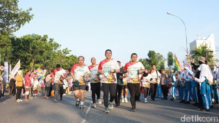 Gelaran Riau Bhayangkara Run resmi berlangsung di Pekanbaru pada Minggu (6/8/2023). Ajang lari yang diikuti ratusan peserta itu dimulai pukul 5 pagi hari.
