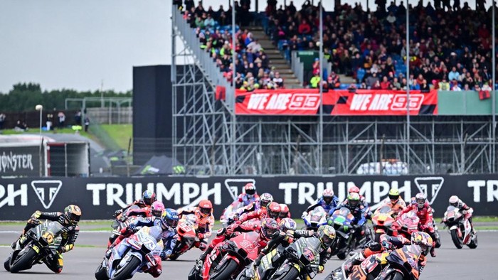 Competitors takes part in the Moto GP sprint race of the motorcycling British Grand Prix at Silverstone circuit in Northamptonshire, central England, on August 5, 2023. (Photo by Ben Stansall / AFP)