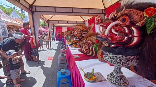 Suasana lomba punggel barong bangkung dalam perayaan tegak oton Komunitas Sekaa Barong Bangkung Gatel di Banjar Tegal Baleran, Desa Dauh Peken, Kecamatan Tabanan, pada Minggu (6/8/2023). Kegiatan ini juga untuk meramaikan Galungan dan Kuningan. (chairul amri simabur/detikBali)