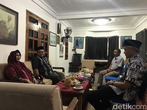 Ganjar Temui Ibunda Ketum PBNU untuk Pamitan Sebagai Gubernur