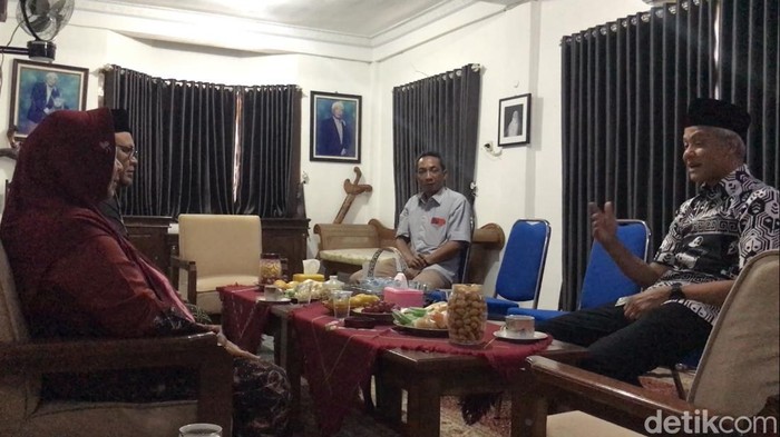 Suasana pertemuan Ganjar Pranowo dengn ibunda Ketum PBNU, Minggu (6/8/2023).