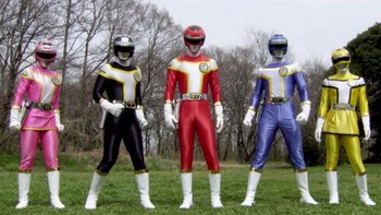Pasukan Turbo banyak disebut sebagai versi Jepang dari Power Rangers. Mereka terdiri dari 5 anggota dengan kostum waran-warni, sama dengan Power Ranges. Selain itu juga punya robot masing-masing atau disebut Zord. Foto: Unwired