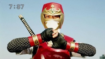 Ninja Jiraiya mengandalkan senjata pistol dan pedang katana. Kostumnya yang identik warna merah cukup disenangi para bocah di masa silam. Foto: Unwired