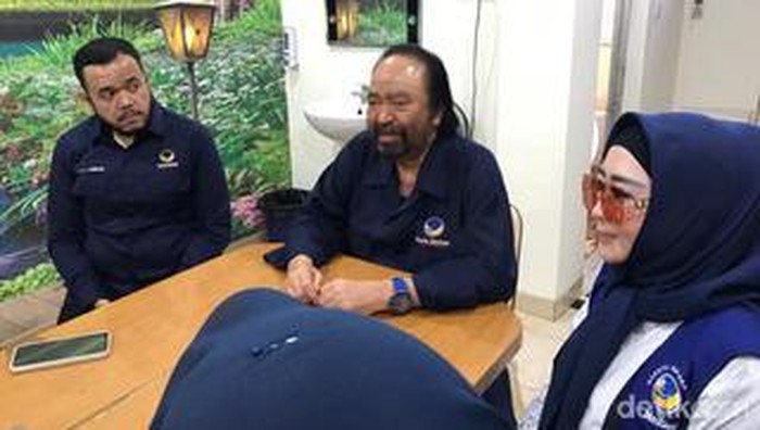 Surya Paloh saat berbincang dengan jurnalis di Padang.