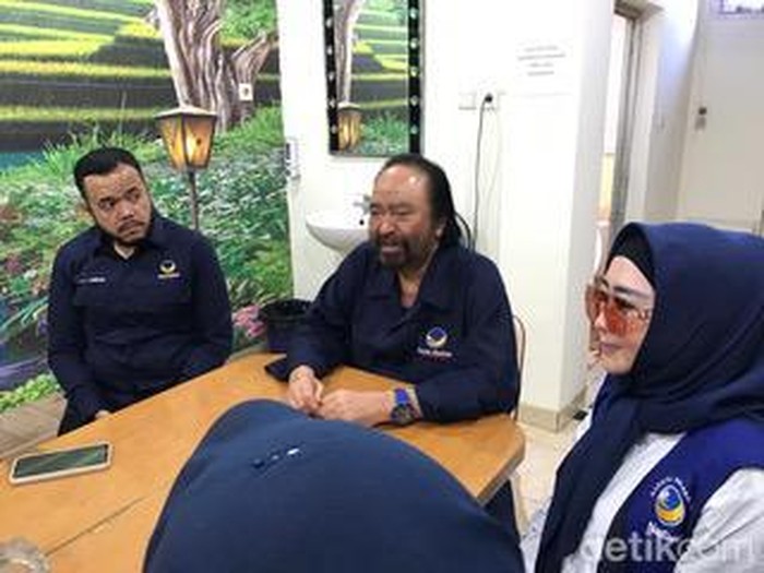 Surya Paloh saat berbincang dengan jurnalis di Padang.