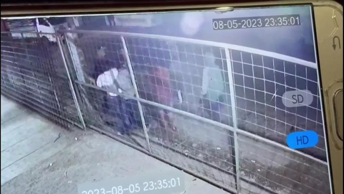 Tangkapan layar aksi pengeroyokan ayah dan anak