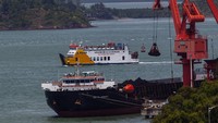 Kapal Roro melintas di dekat kawasan PLTU Tanjung Kasam, Telaga Punggur, Batam, Kepulauan Riau, Sabtu (5/8/2023). 