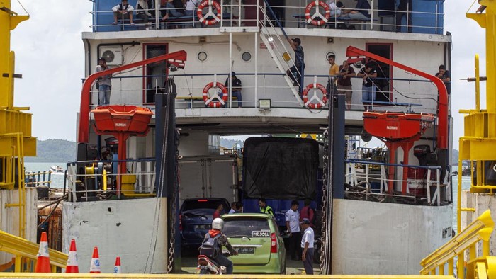 Tarif Naik, Begini Aktivitas Penyeberangan Kapal Roro Kapal Roro melintas di dekat kawasan PLTU Tanjung Kasam, Telaga Punggur, Batam, Kepulauan Riau, Sabtu (5/8/2023). PT Angkutan Sungai Danau dan Penyeberangan (ASDP) melakukan penyesuaian tarif penyeberangan sebesar lima persen untuk 29 lintasan kapal roro antar Provinsi di Indonesia yang diberlakukan pada 3 Agustus 2023. ANTARA FOTO/Teguh Prihatna/Spt.