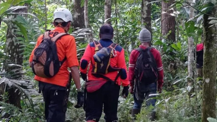 Tim SAR gabungan melakukan pencarian di sekitar hutan bumi perkemahan dan kaki Gunung Sawal.